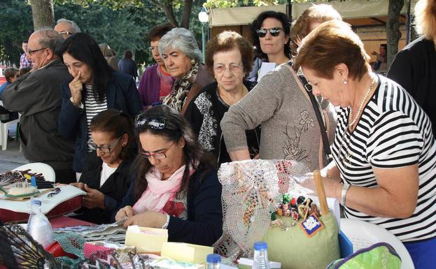 Alrededor de doscientas personas participarán en la feria ‘Entre costuras y tradición’