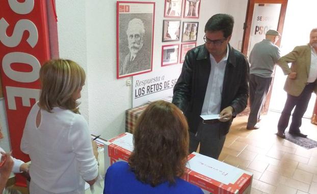 Aceves y Bayón entregan sus avales para las primarias del PSOE de Segovia