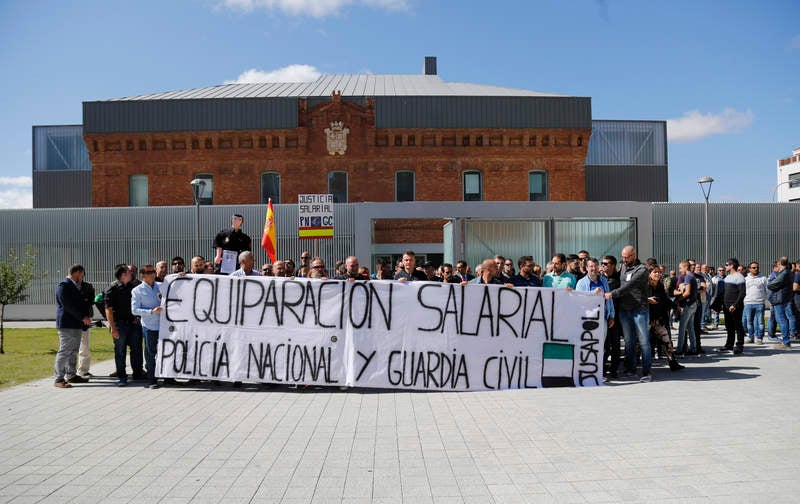 Concentración en Palencia de los cuerpos de seguridad por la equiparación salarial