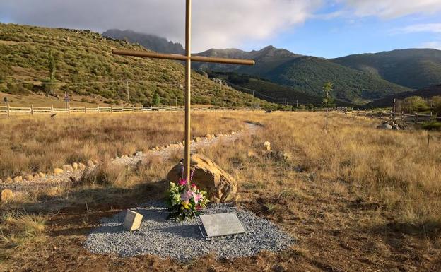 Una cruz para el recuerdo