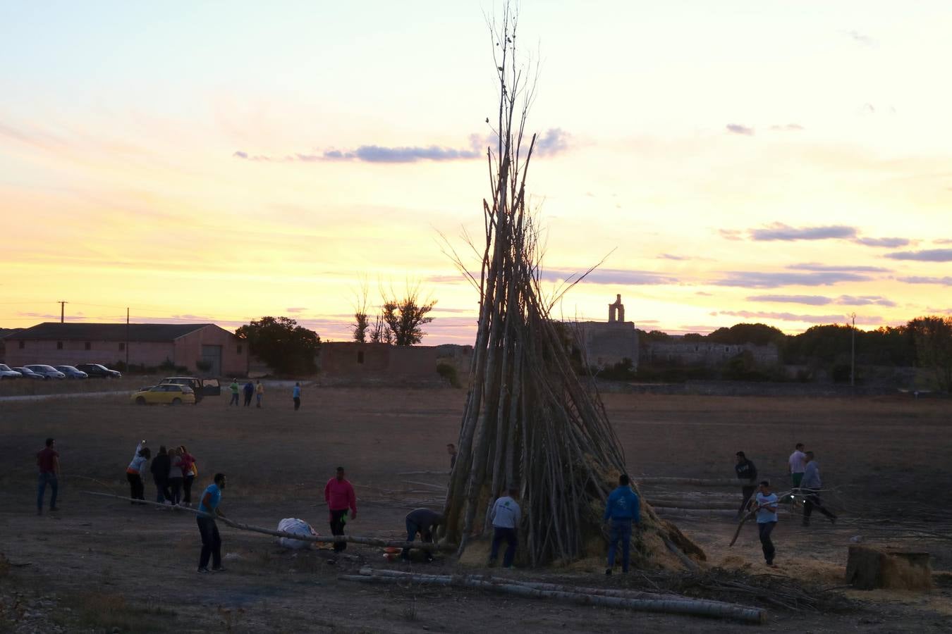Palenzuela acompaña a la Virgen de Allende el Río a la luz de las hogueras