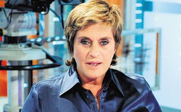 Chelo García Cortés monta el número en el vuelo Barcelona-Madrid