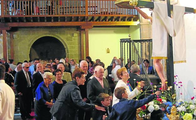 La fe religiosa y los tamborileros ponen el broche final a las fiestas