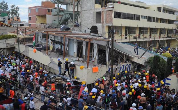 Mueren 32 niños y 20 personas quedan atrapadas al derrumbarse una escuela en México