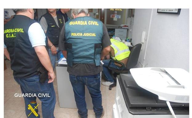 La Guardia Civil detiene a siete personas por importación y venta irregular de vehículos