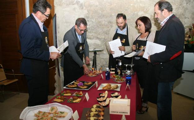 El jurado profesional degusta las tapas del concurso de San Miguel
