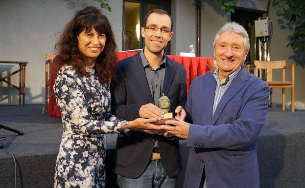 Alberto de la Rocha recoge el premio Ateneo de Novela