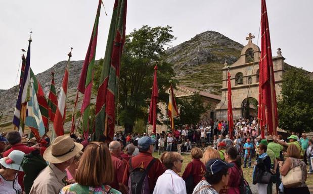 Cientos de fieles asisten al santuario del Brezo arropados por los pendones