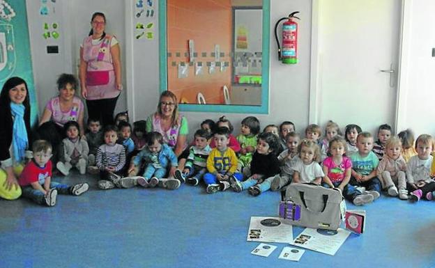 Las ‘Maletas Viajeras’ comienzan el periplo de este curso escolar en la Escuela Infantil Municipal