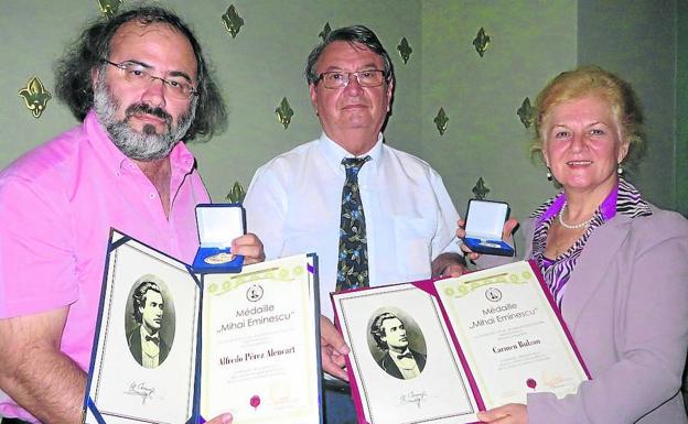 Alfredo Pérez Alencart recibe la medalla Mihai Eminescu en Rumanía