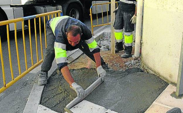 Comienzan las obras de mejora de aceras en la avenida Príncipe Felipe
