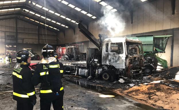 Un incendio en Rubí de Bracamonte afecta a una nave industrial