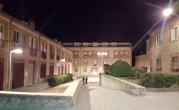Obras renueva el alumbrado exterior de la urbanización Anselmo Carretero en San Lorenzo