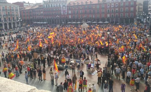 Mil quinientas personas llenan la Plaza Mayor de Valladolid en defensa de la unidad de España