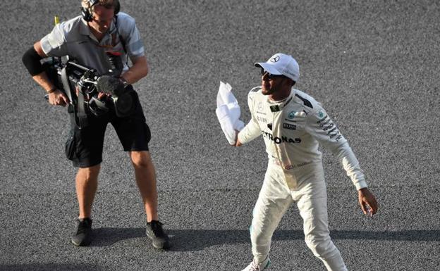 Hamilton logra la pole en Malasia, Vettel saldrá último