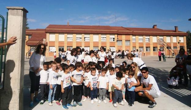 Javi Guerra, con los escolares de Cantimpalos