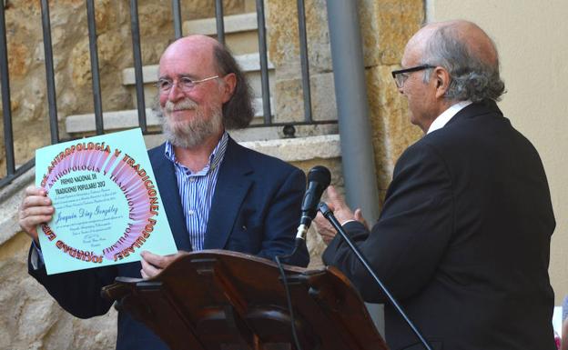 Joaquín Díaz recibe el premio anual de la Sociedad de Antropología