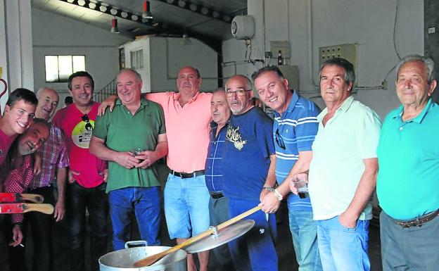 Una comida popular abre las fiestas de la Misericordia en Madroñal