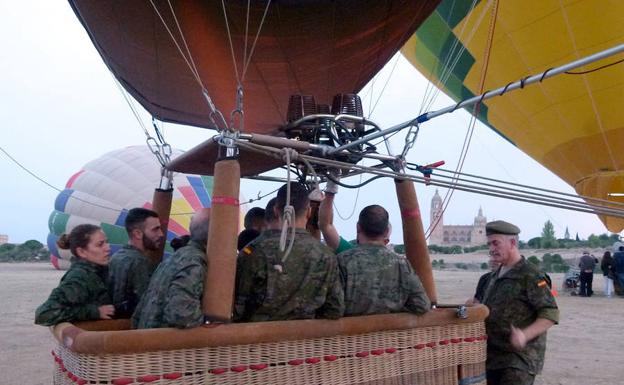 La Academia de Artillería celebra el 225 aniversario del primer vuelo militar