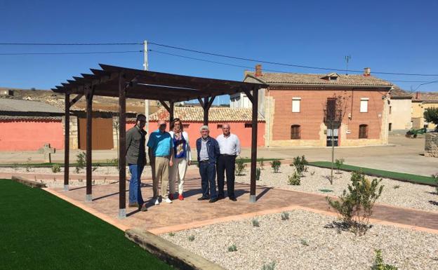 Villodre convierte en parque un solar con maquinaria abandonada