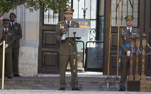 El nuevo director de la Academia de Caballería alaba el trabajo de los profesores del centro al asumir su mando