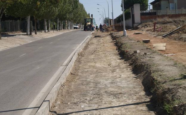 Olmedo construye un carril bici en la carretera de Aguasal