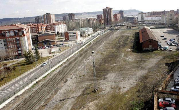 Soterramiento corto o mejora de los pasos que cruzan las vías, no hay otras opciones