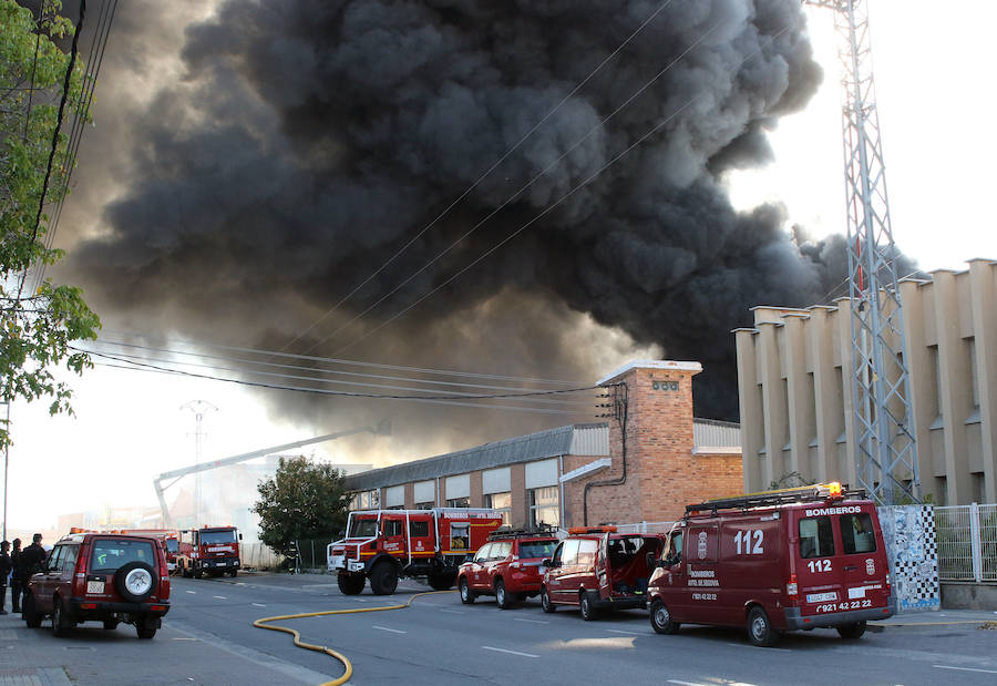 Espectacular incendio en una chatarrería de Segovia