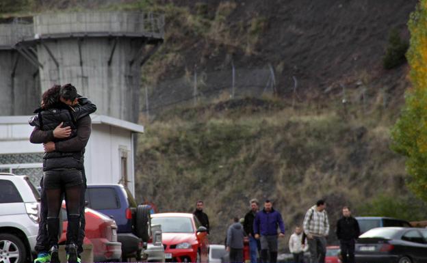 Las acusaciones piden penas individuales de hasta siete años de prisión a los 16 imputados por el accidente en el pozo Emilio