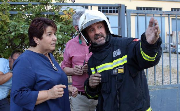 La alcaldesa aconseja cerrar ventanas y persianas en los barrios próximos al incendio