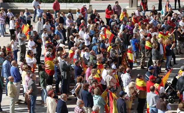 Centenares de palentinos se concentran por la unidad de España