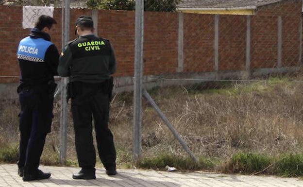 Tres personas roban en un comercio de telefonía de Peñafiel