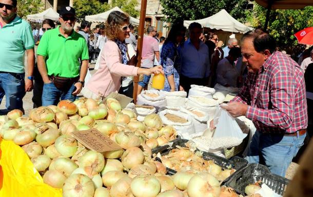 Palenzuela ensalza la cebolla horcal en una nueva feria