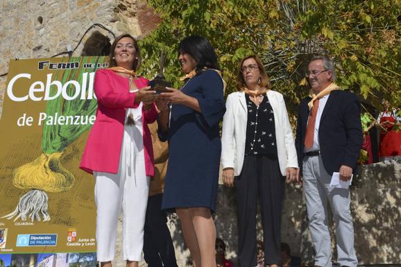 Milagros Marcos anima en Palenzuela a incrementar el cultivo de la cebolla horcal