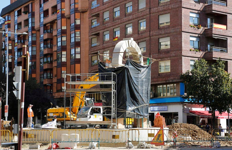 Instalación de la escultura de San Juan de Dios en la rotonda de San Lázaro