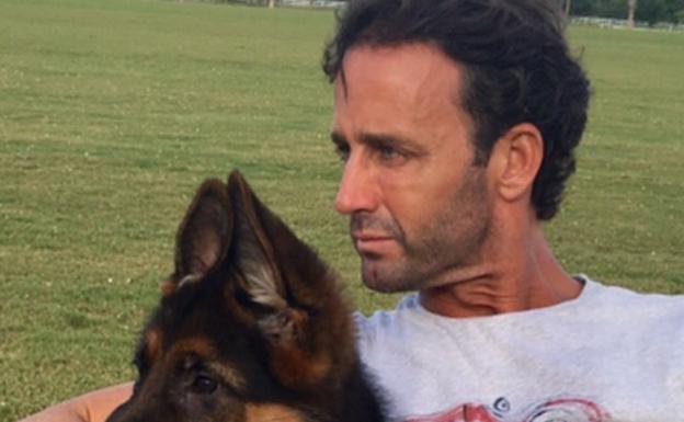 Echan a Álvaro Muñoz Escassi de un hotel por escandaloso