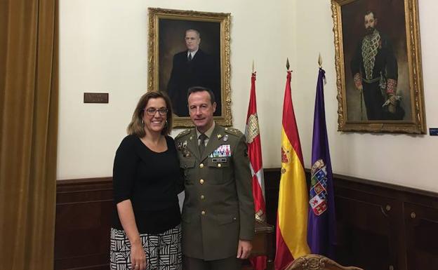 El general Manuel Gorjón se despide de la presidenta de la Diputación de Palencia