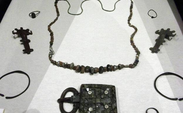 Aguilafuente expone piezas visigodas del yacimiento arqueológico de Santa Lucía