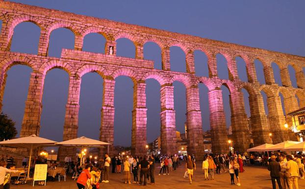 El acueducto, de rosa por el Día de la Niña