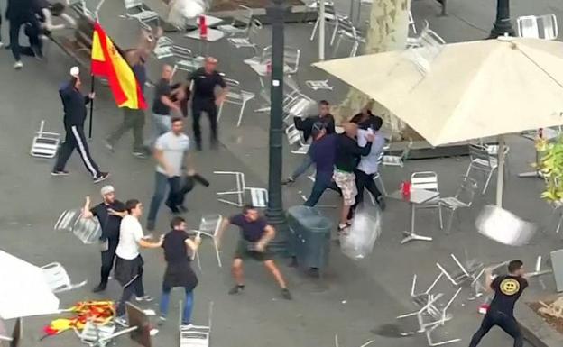 Ultras destrozan una terraza en Barcelona tras la manifestación del 12-O