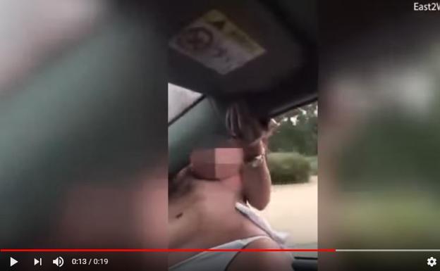 Una mujer en topless muere al chocar contra un poste al posar con medio cuerpo fuera del vehículo