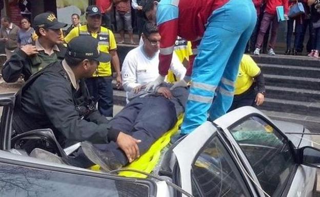 Un hombre sobrevive tras caer desde un piso 18