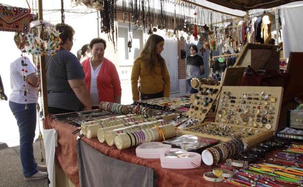 El buen tiempo llena el Mercado Medieval de Quintanilla