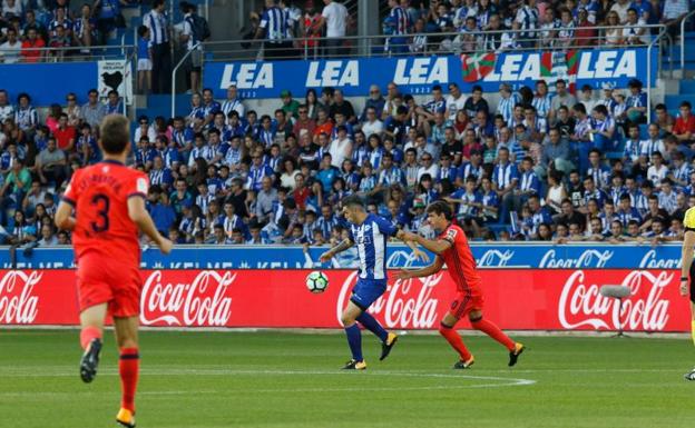 La Real Sociedad mantiene en el pozo al Alavés