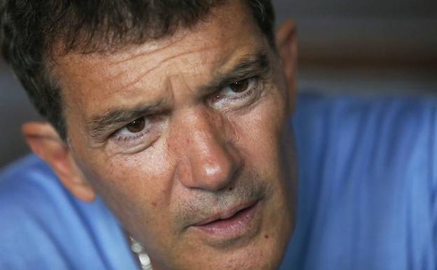 Antonio Banderas y Almudena Ariza se enzarzan en Twitter