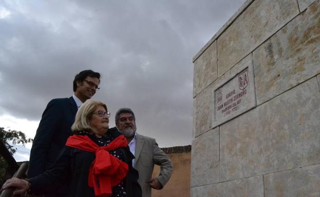 Zermeño ya da nombre al adarve y perpetúa su vínculo con la muralla