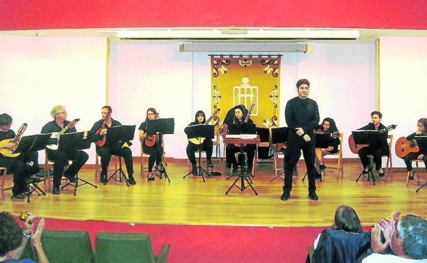 La Rondalla Con-trastes se lleva la ovación de los vecinos de Riaza