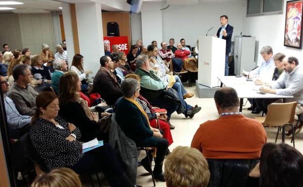 La militancia decide que las primarias del PSOE se conviertan en un duelo entre Pablos y Vegas