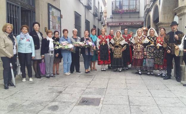 Las mujeres rinden honores a Santa Teresa con una ofrenda floral