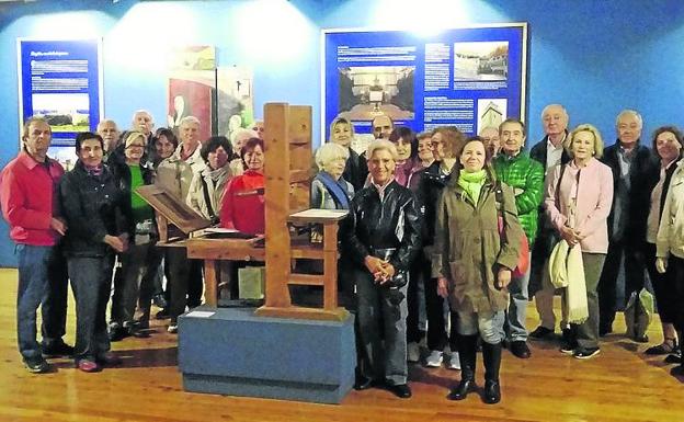 La Fundación Amigos de la Biblioteca Nacional visita la exposición del Sinodal